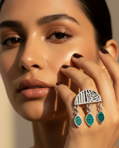 Bague Calligraphie Arabe “Joie” en Argent 925 & Malachite – Bijou Oriental Fait Main