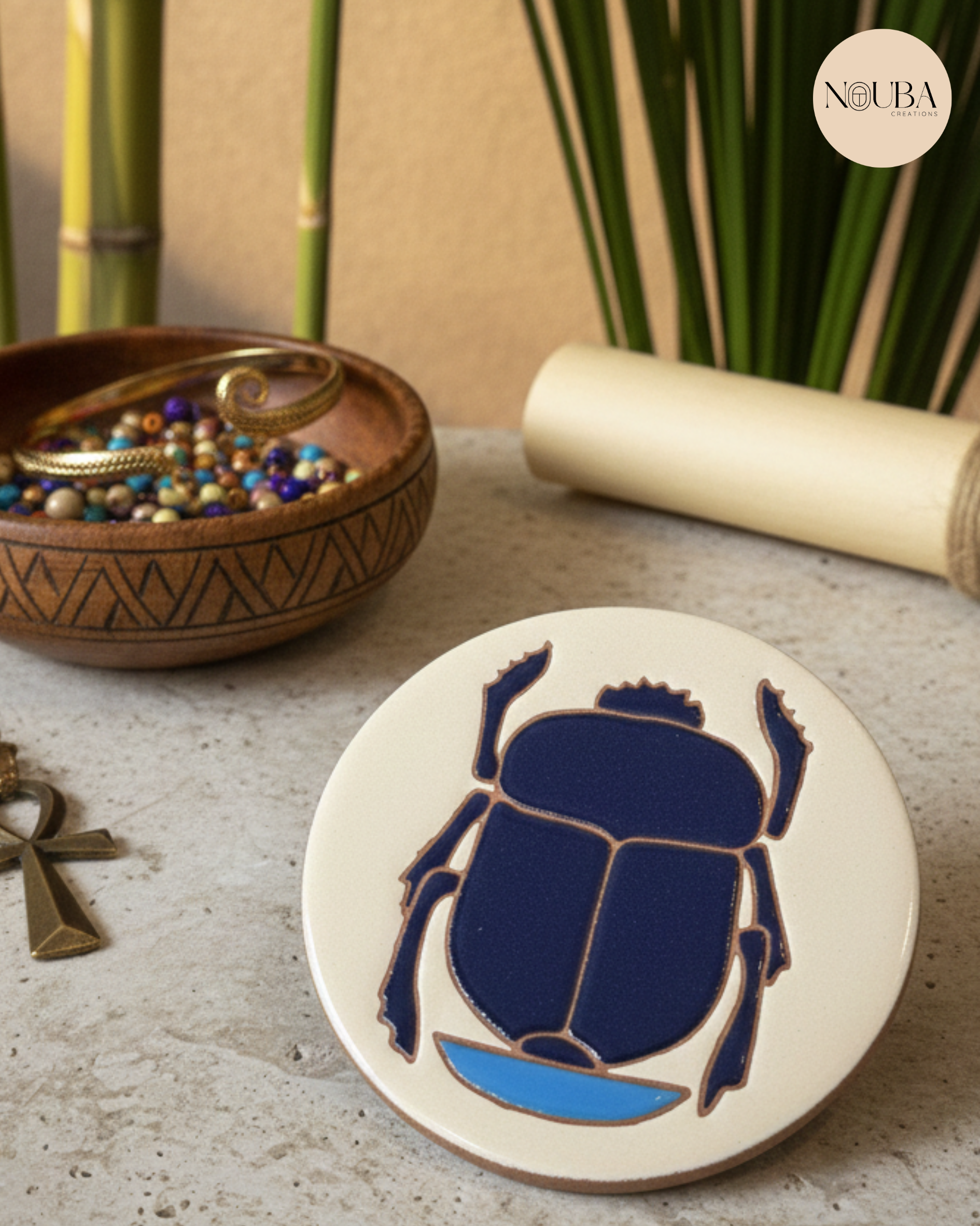 Sous-verre Scarabée Égyptien – Céramique Peinte à la Main | Décoration Spirituelle