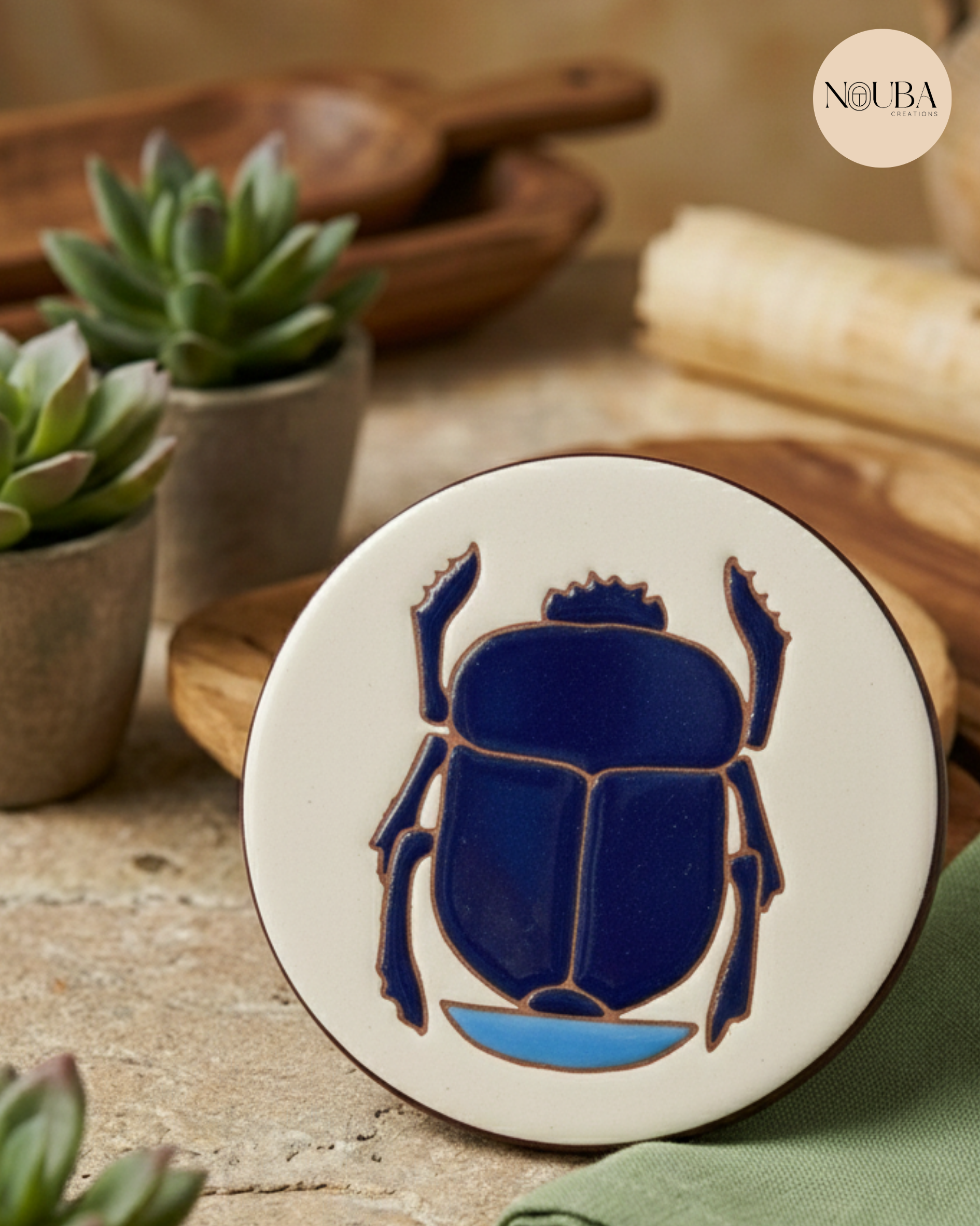 Sous-verre Scarabée Égyptien – Céramique Peinte à la Main | Décoration Spirituelle