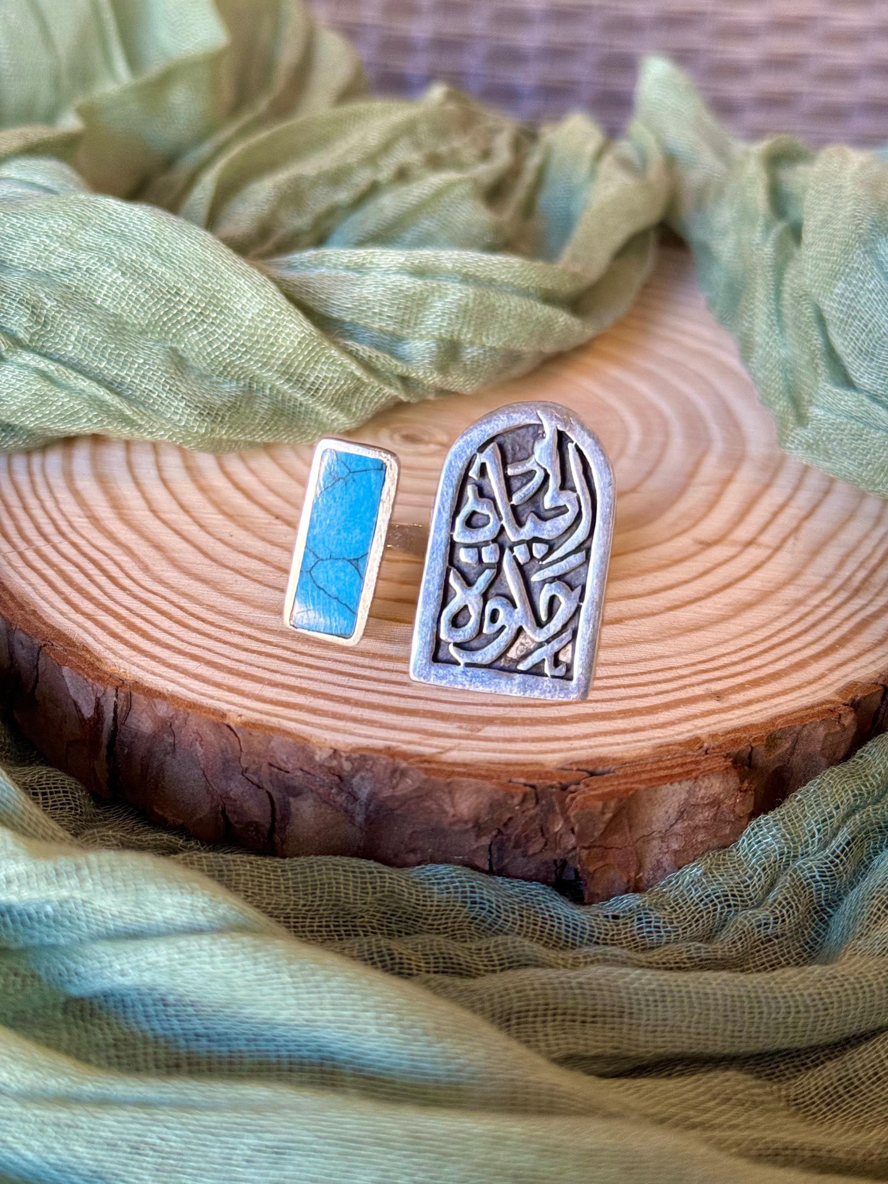 Bague “La Vie est Belle” – Calligraphie Arabe & Turquoise | Argent 925