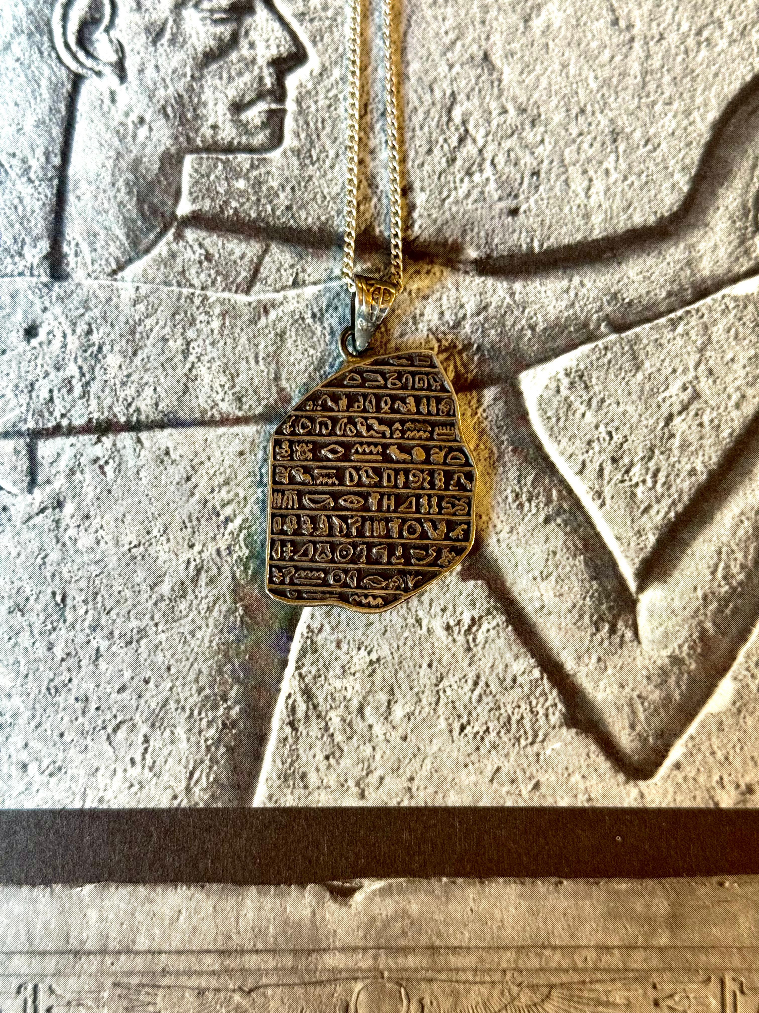 Collier Pierre de Rosette – Pendentif Hiéroglyphes Égyptiens (Argent Vieilli)