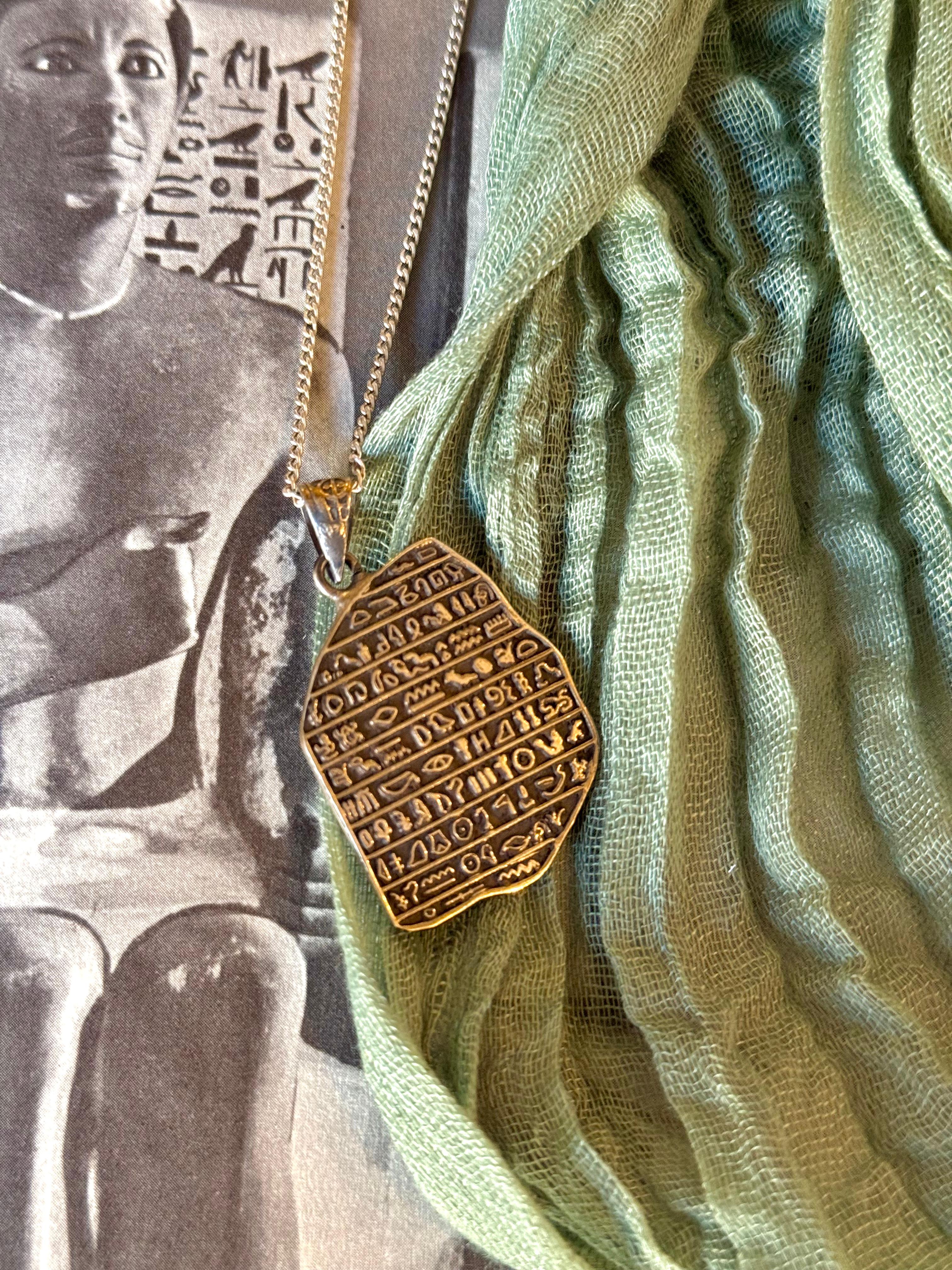 Collier Pierre de Rosette – Pendentif Hiéroglyphes Égyptiens (Argent Vieilli)