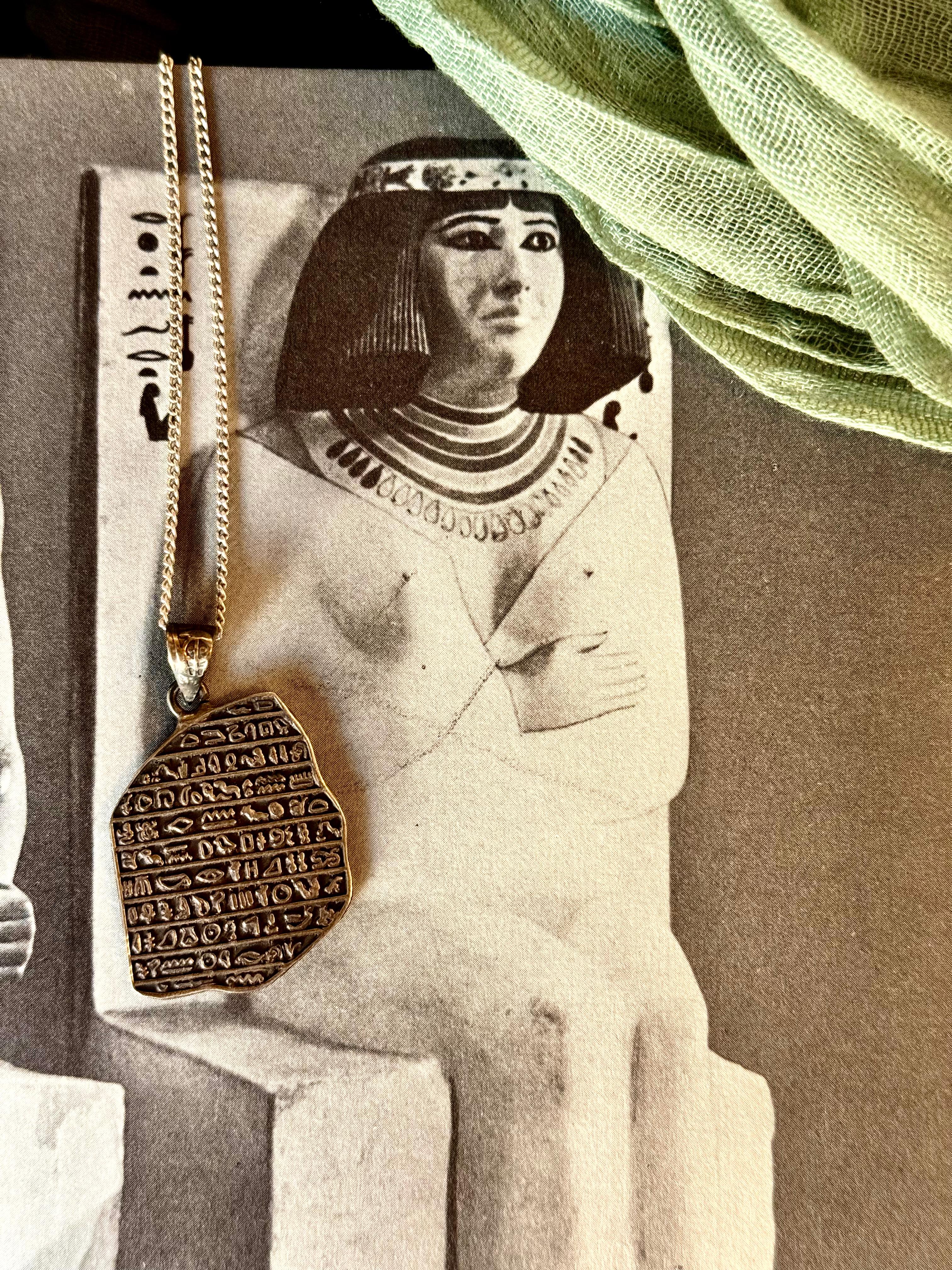 Collier Pierre de Rosette – Pendentif Hiéroglyphes Égyptiens (Argent Vieilli)