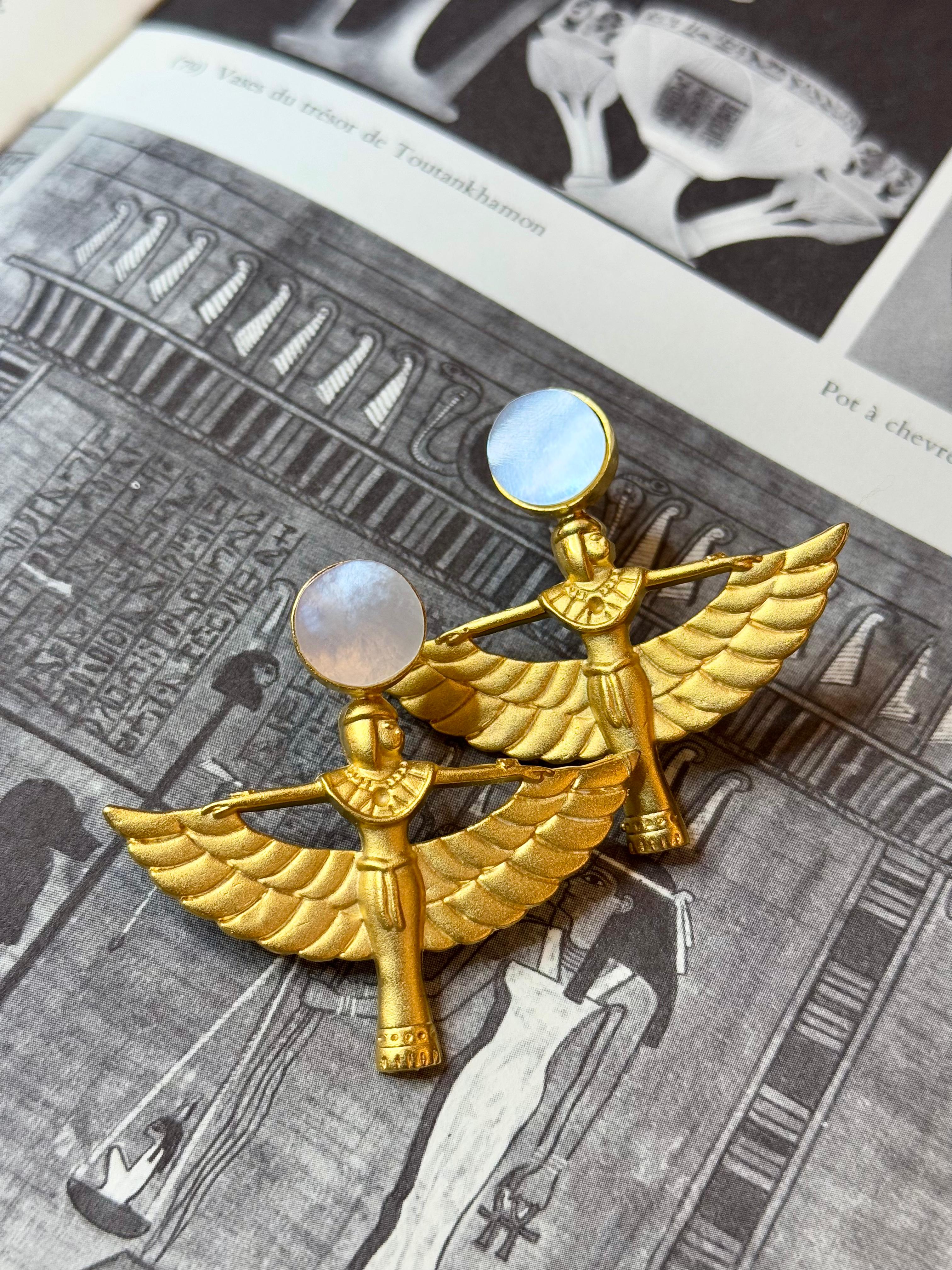 Boucles d’Oreilles Isis Ailée – Doré & Pierre Nacrée – Bijou Pharaonique