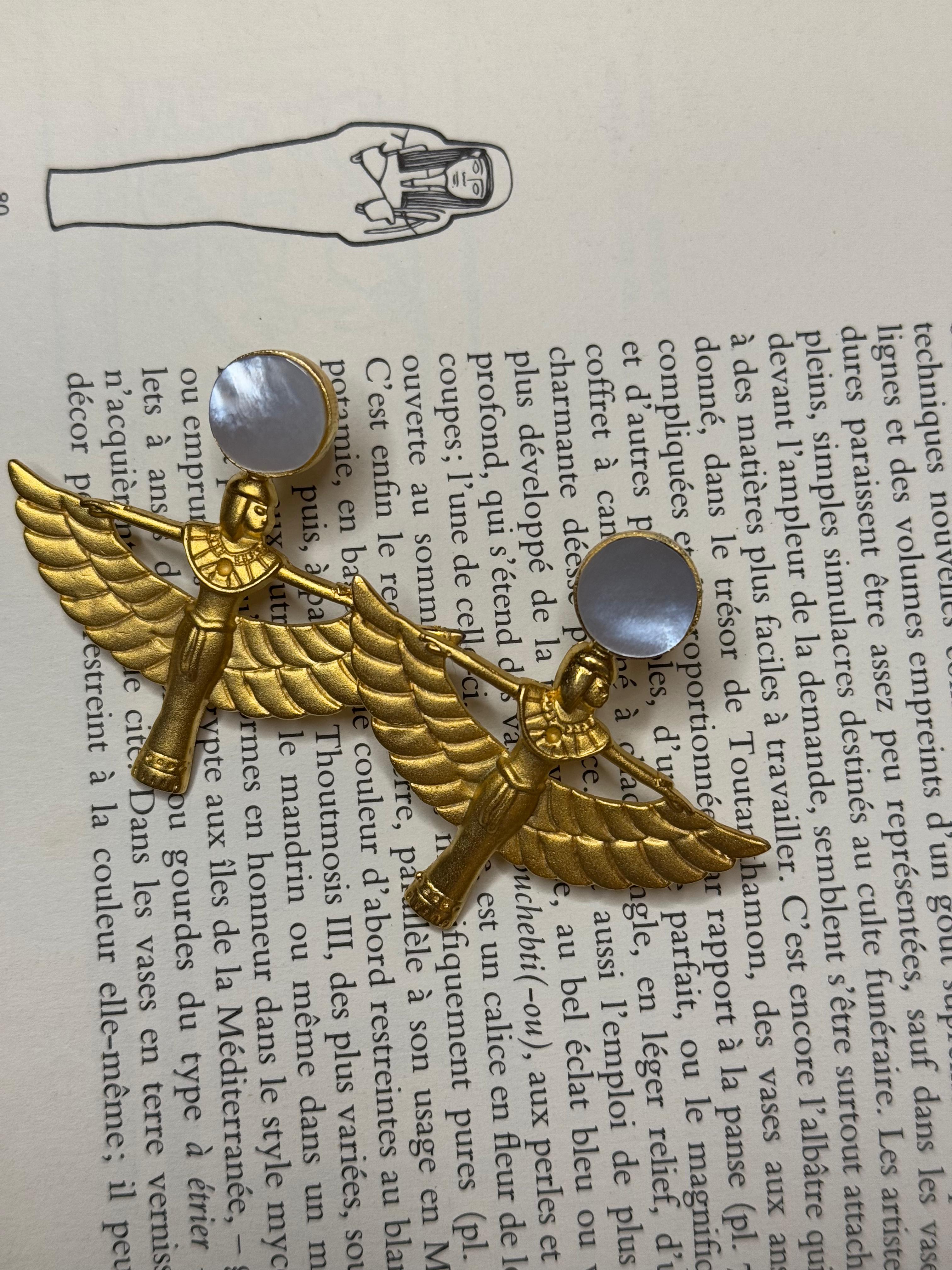 Boucles d’Oreilles Isis Ailée – Doré & Pierre Nacrée – Bijou Pharaonique