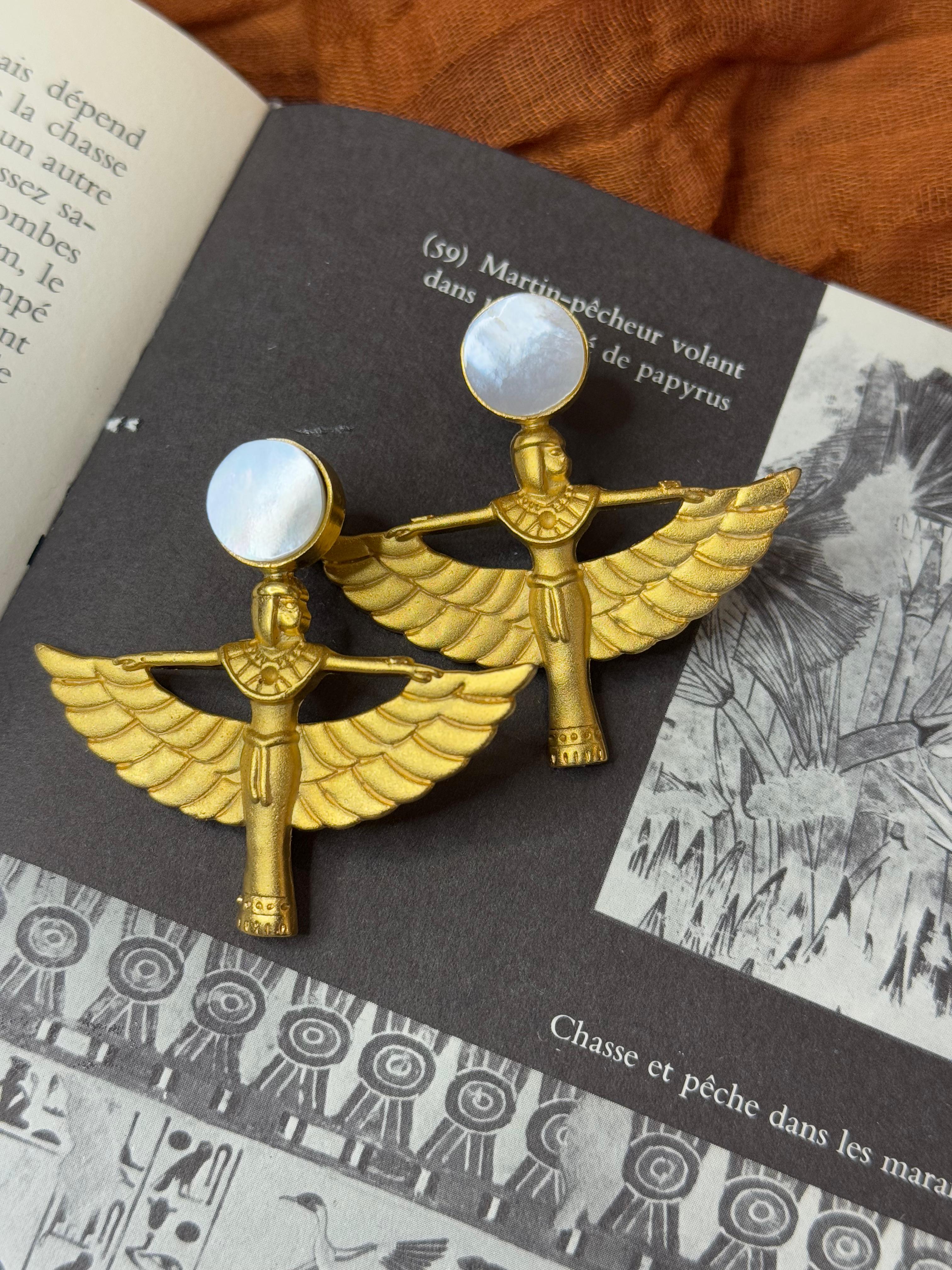 Boucles d’Oreilles Isis Ailée – Doré & Pierre Nacrée – Bijou Pharaonique
