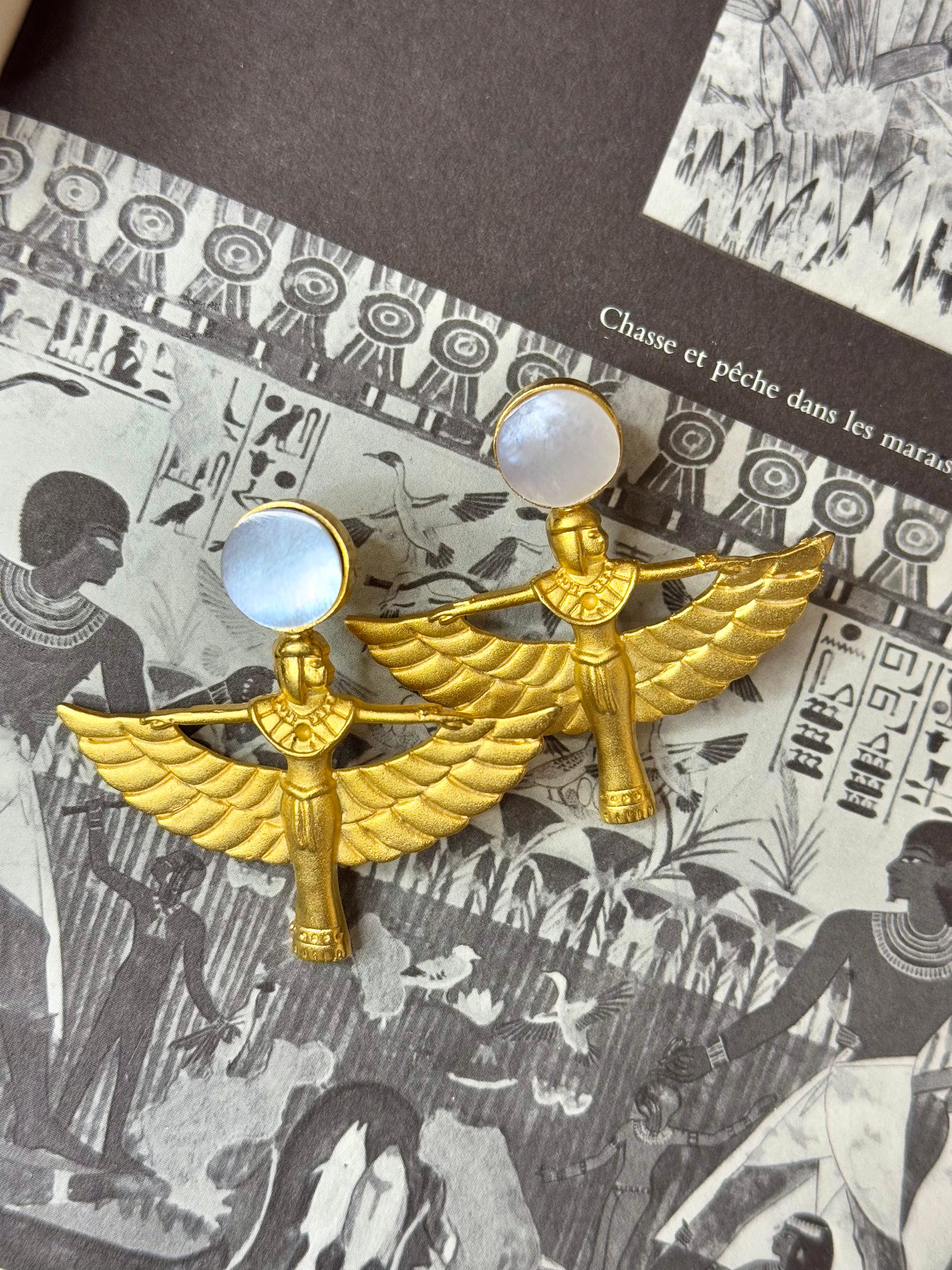 Boucles d’Oreilles Isis Ailée – Doré & Pierre Nacrée – Bijou Pharaonique