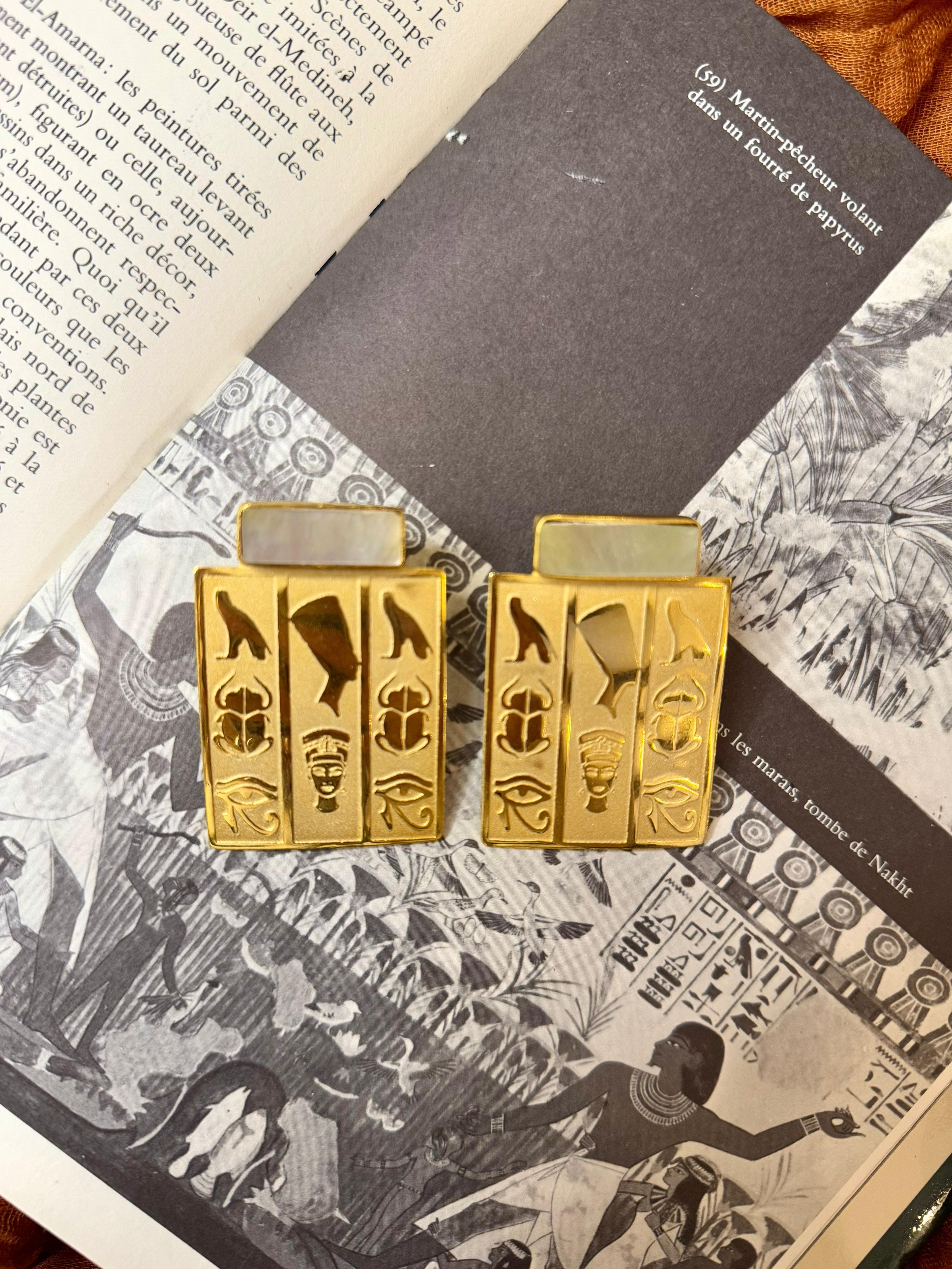Boucles d’Oreilles Pharaoniques – Hiéroglyphes & Nacre – Laiton Plaqué Or