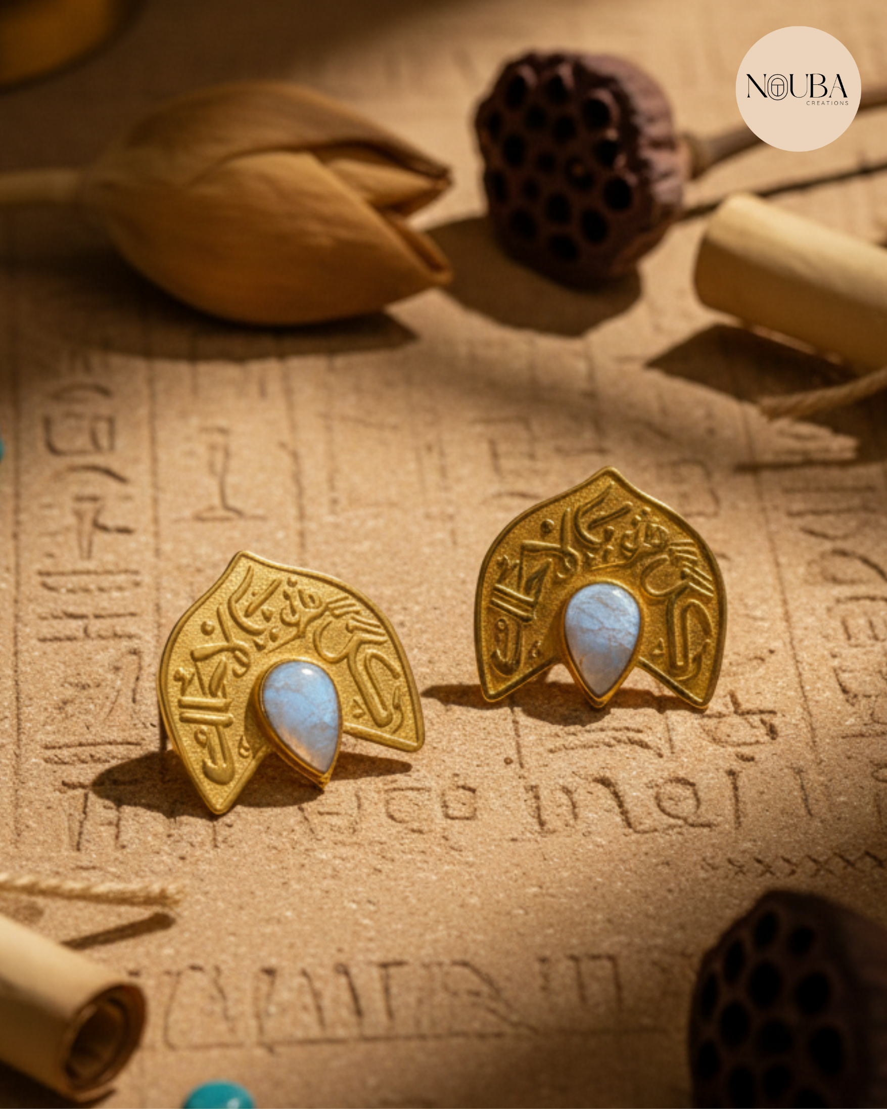 Boucles d’Oreilles Calligraphie Arabe – “Sois fort pour toi” – Plaqué Or 18K